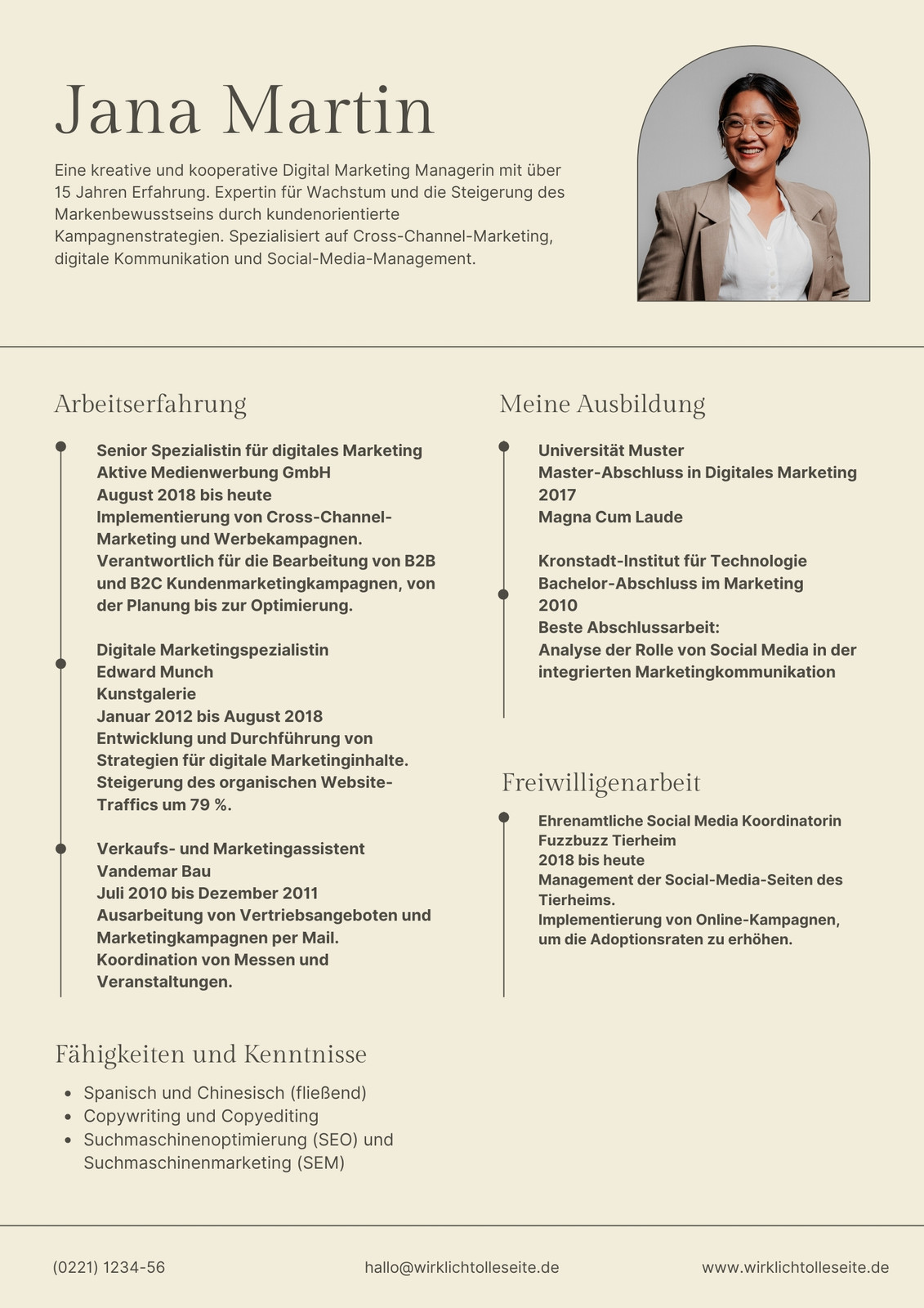 Beige und Braun Monoton Digital Marketing Lebenslauf