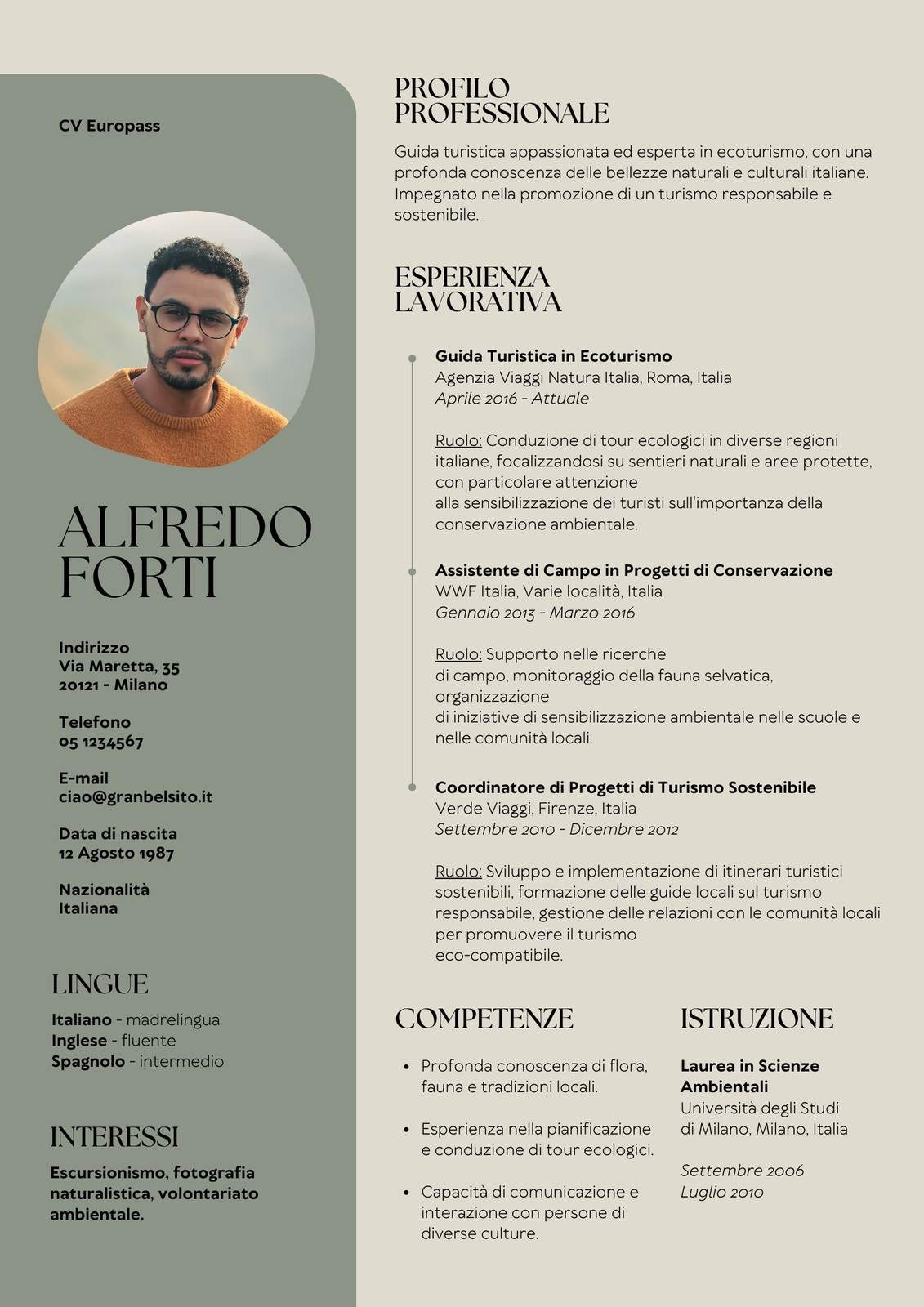 European Curriculum Vitae in Stile Elegante in Verde Chiaro e Kaki
