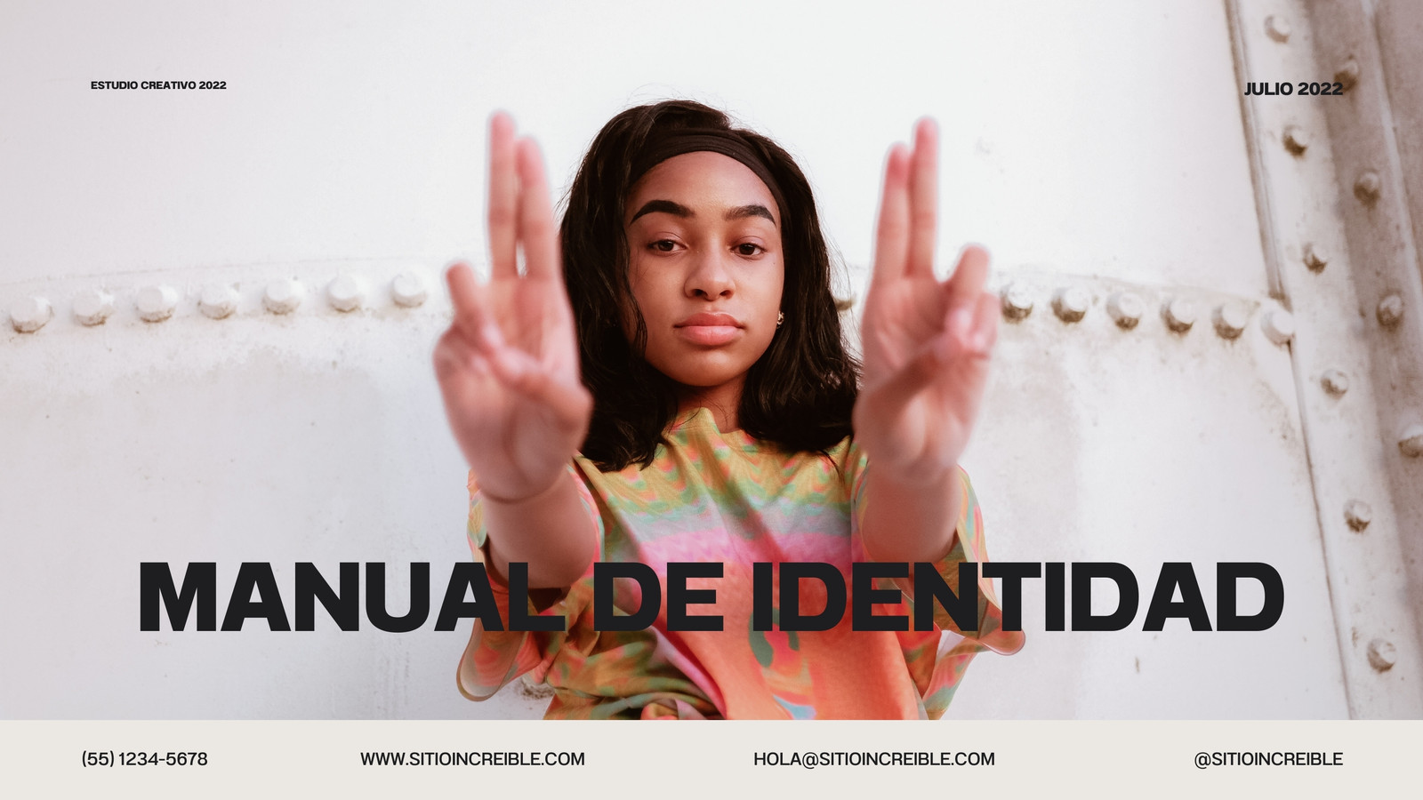 presentación  de Manual de Identidad completa de una marca de ropa moderna con colores vibrantes - rosa, verde, morado, anaranjado, blanco y negro