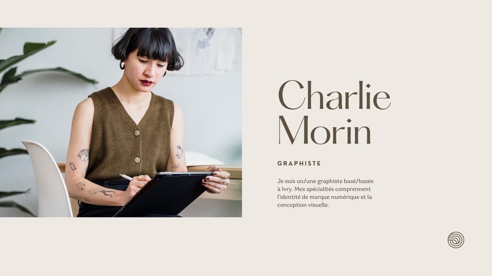 Site Web Portfolio de Design Graphique Neutre Classique Minimal dans les tons Chauds Sombre Ivoire et Marron