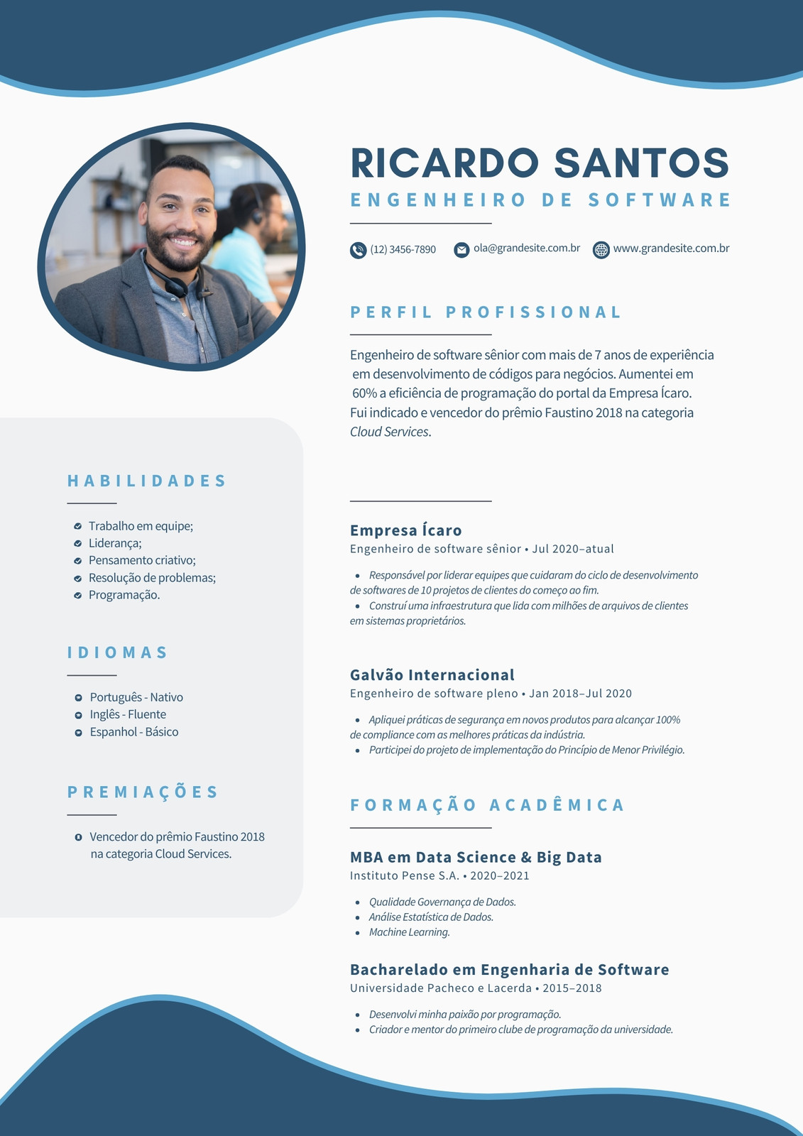 Curriculo moderno para profissional de TI azul