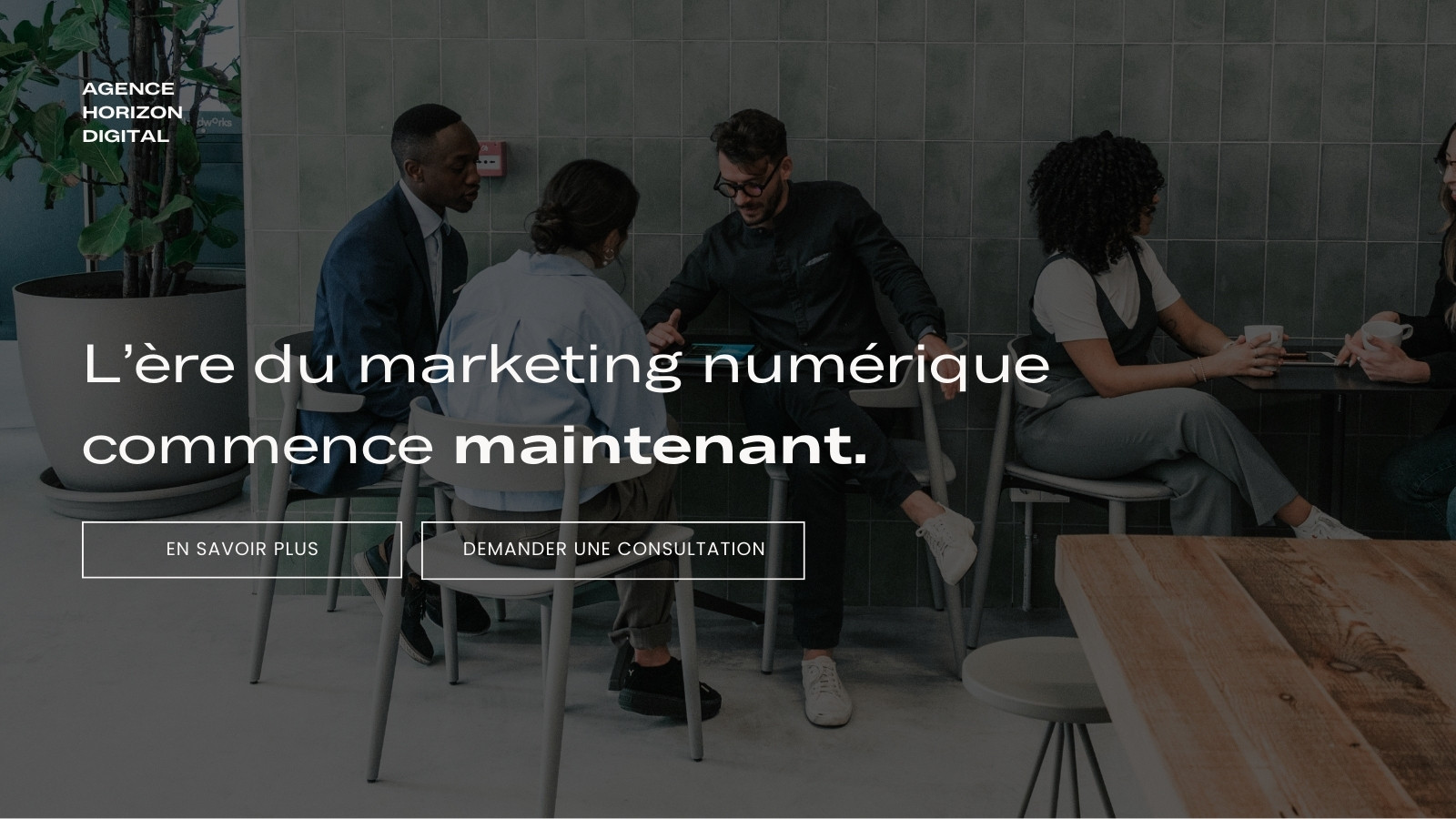 Site Web d'Agence Numérique style Gris Beige et Blanc