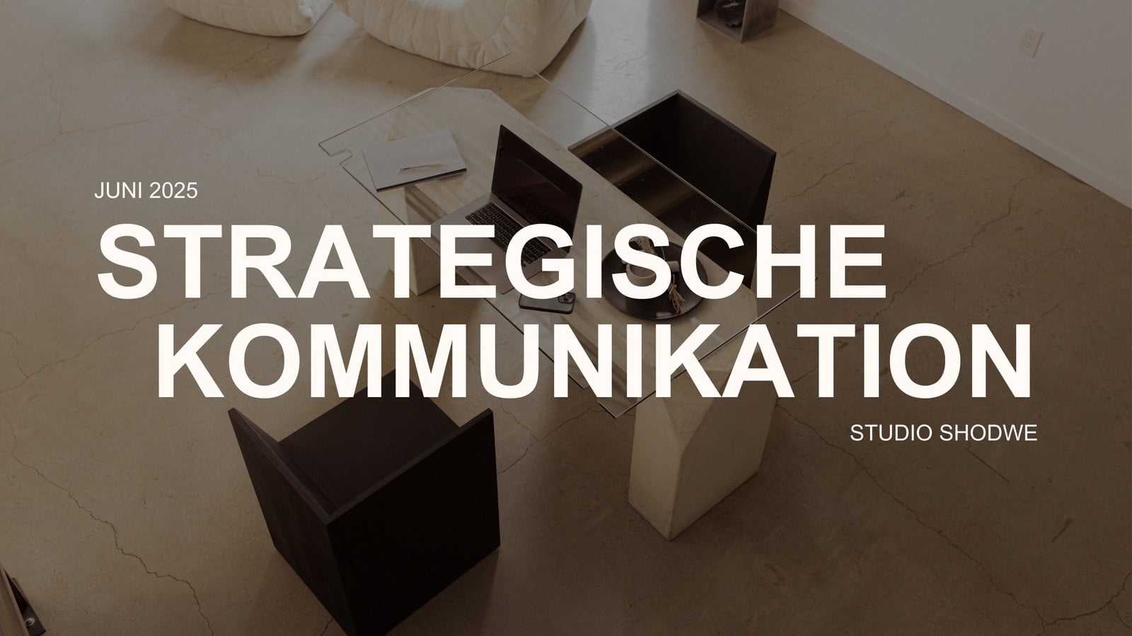 Präsentation Agentur Kommunikation Marketing Strategie Beige Modern Professionell Kampagne